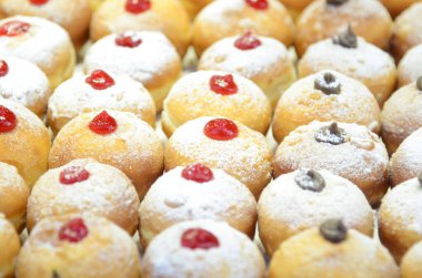 Çikolatalı taze çörekler, kutlama için fırında reçel. Sufganiyot - İsrail Donutları. Seçici odaklanma. Tatlı Hanuka çöreğinin sembolü - Sufganiyah. 