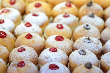 Çikolatalı taze çörekler, kutlama için fırında reçel. Sufganiyot - İsrail Donutları. Seçici odaklanma. Tatlı Hanuka çöreğinin sembolü - Sufganiyah. 