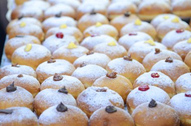 Çikolatalı taze çörekler, kutlama için fırında reçel. Sufganiyot - İsrail Donutları. Seçici odaklanma. Tatlı Hanuka çöreğinin sembolü - Sufganiyah. 
