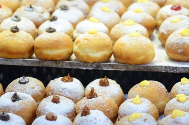 Çikolatalı taze çörekler, kutlama için fırında reçel. Sufganiyot - İsrail Donutları. Seçici odaklanma. Tatlı Hanuka çöreğinin sembolü - Sufganiyah. 