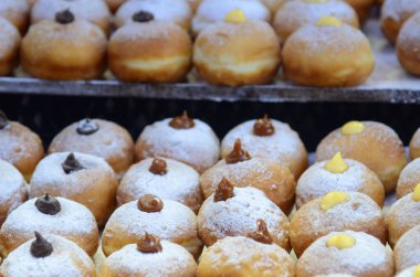 Çikolatalı taze çörekler, kutlama için fırında reçel. Sufganiyot - İsrail Donutları. Seçici odaklanma. Tatlı Hanuka çöreğinin sembolü - Sufganiyah. 