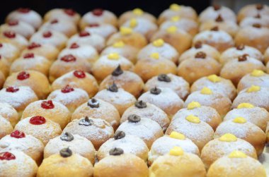 Çikolatalı taze çörekler, kutlama için fırında reçel. Sufganiyot - İsrail Donutları. Seçici odaklanma. Tatlı Hanuka çöreğinin sembolü - Sufganiyah. 