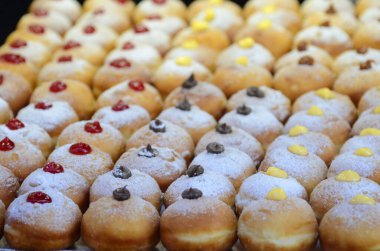 Çikolatalı taze çörekler, kutlama için fırında reçel. Sufganiyot - İsrail Donutları. Seçici odaklanma. Tatlı Hanuka çöreğinin sembolü - Sufganiyah. 
