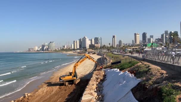 Tel Aviv Srail Aralık 2022 Kumsaldaki Kazıcı Hyundai Büyük Taşlar — Stok video