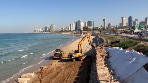Tel Aviv Srail Aralık 2022 Kumsaldaki Kazıcı Hyundai Büyük Taşlar — Stok video