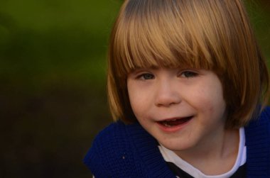 Sevimli bir çocuğun portresi. 3 yıldır. Pozitif çocuk, yakın plan yüz.