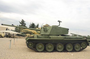 İsrail. Latrun Müzesi. Ocak 2023. Tanklar, zırhlı araçlar, silah müzesi. Tzahal, İsrail Devleti 'ni savunan ordudur. Yad La-Shiryon - zırhlı birliklerden ölen askerlerin anıtı.. 