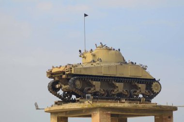 İsrail. Latrun Müzesi. Ocak 2023. Tanklar, zırhlı araçlar, silah müzesi. Tzahal, İsrail Devleti 'ni savunan ordudur. Yad La-Shiryon - zırhlı birliklerden ölen askerlerin anıtı.. 