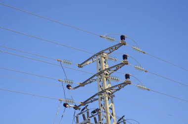 Yüksek voltaj direkleri, sokak elektrik hatları. Yakın plan. Kavram: enerji tasarrufu, güneş panelleri, elektrik faturaları.