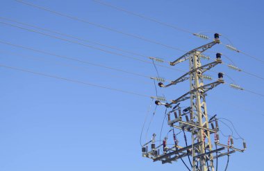 Yüksek voltaj direkleri, sokak elektrik hatları. Yakın plan. Kavram: enerji tasarrufu, güneş panelleri, elektrik faturaları.