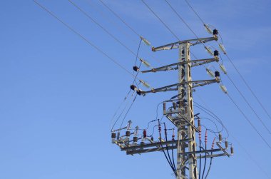 Yüksek voltaj direkleri, sokak elektrik hatları. Yakın plan. Kavram: enerji tasarrufu, güneş panelleri, elektrik faturaları.