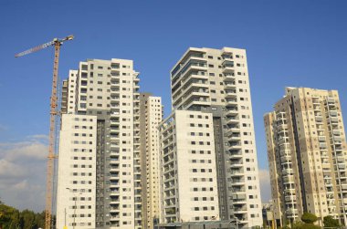 Güzel beyaz konut binaları. Modern alan, yeni binalar. İsrail 'de gayrimenkul. Kiralık ev.
