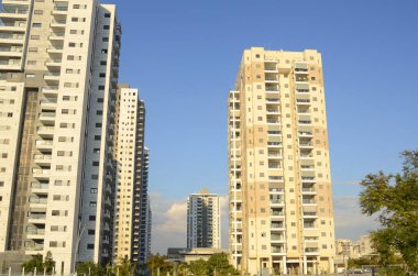 Güzel beyaz konut binaları. Modern alan, yeni binalar. İsrail 'de gayrimenkul. Kiralık ev.