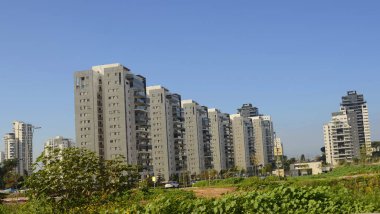 Güzel beyaz konut binaları. Modern alan, yeni binalar. İsrail 'de gayrimenkul. Kiralık ev.