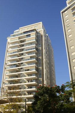 Güzel beyaz konut binaları. Modern alan, yeni binalar. İsrail 'de gayrimenkul. Kiralık ev.