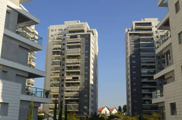 Güzel beyaz konut binaları. Modern alan, yeni binalar. İsrail 'de gayrimenkul. Kiralık ev.