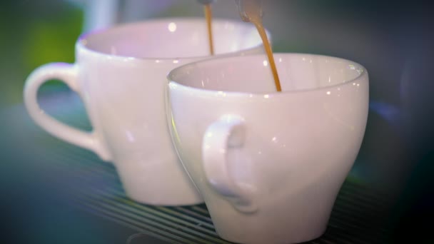 Kahve Makinesi Beyaz Fincanlara Kahve Doldurur Taze Espresso Sabaha Iyi — Stok video