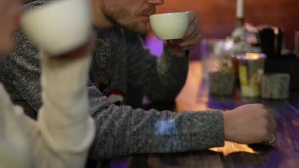 Guy Girl Drink Coffee Bar Guy Scrolls Phone Smartphone Hands — 图库视频影像