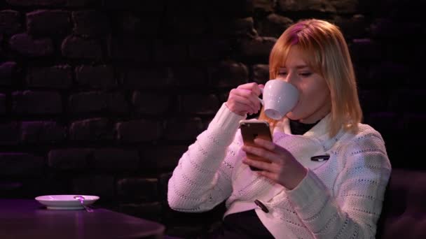 Girl Sitting Coffee Shop Drinking Espresso Talking Phone Woman Smiling — Vídeo de stock
