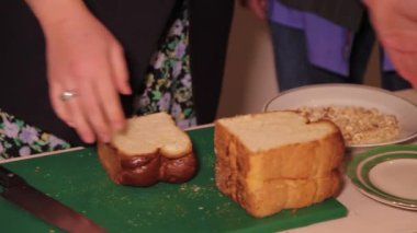 Fransız tostu hazırlıyorum. Kadınların elleri yumurta kırıyor, ekmek dilimliyor tost için yakınlarda yatıyor. Lezzetli kahvaltı tarifi.