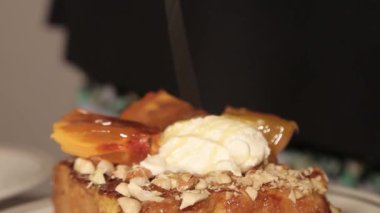 Tatlı Fransız tostu. Güzel servis, şenlikli kahvaltı. Hurma ve fındıklı kızarmış tatlı ekmek..