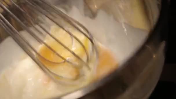 Close Vrouwelijke Handen Kloppen Eieren Geklopte Eieren Voor Omeletten — Stockvideo