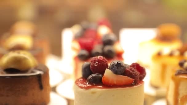 Pastisseria Cheesecake Decorated Berries Counter Local Bakery Delicious Cakes Caramel — Stock videók
