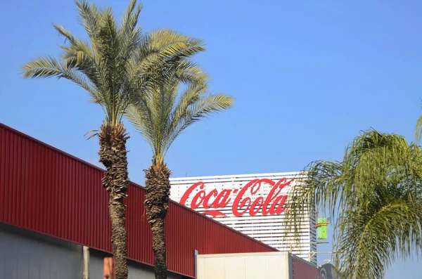 Здание Фабрики Кока Колы Логотип Компании Стенах Производственные Мощности Огромная — стоковое фото