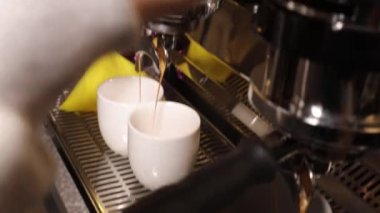 Bir kafede profesyonel kahve makinesi. Latte yapma süreci, americano kahvesi. İki beyaz porselen bardak. Barista işi.