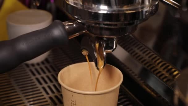 Кофеварка Наливает Кофе Бумажную Чашку Работа Бариста Струя Кофе Кофе — стоковое видео