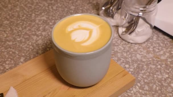 Καφές Λάτε Μοτίβο Αφρού Κοντινό Πλάνο Δίπλα Ένα Κουτί Ζάχαρη — Αρχείο Βίντεο