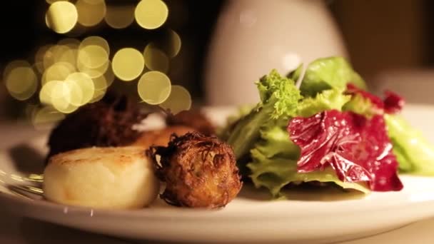 Plato Restaurante Tortitas Queso Alcachofas Fritas Con Lechuga Comida Vegetariana — Vídeos de Stock