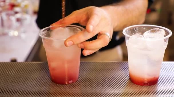 Zubereitung Eines Cocktails Mit Eis Und Grenadine Hand Aus Nächster — Stockvideo