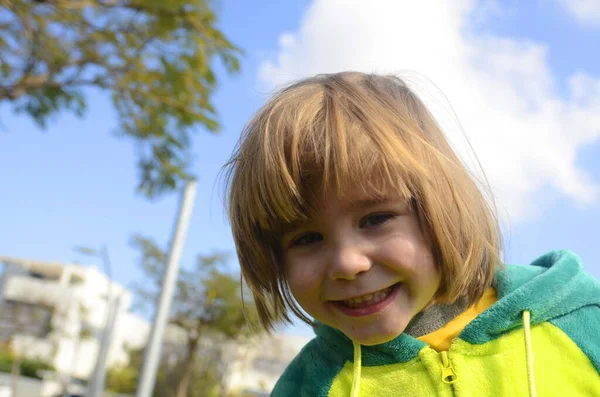 一个小男孩的画像 孩子笑了 面对着镜头 金发碧眼的男孩 — 图库照片