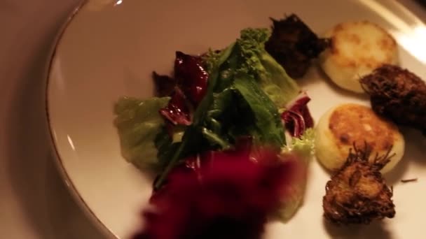 Plato Restaurante Tortitas Queso Alcachofas Fritas Con Lechuga Comida Vegetariana — Vídeos de Stock