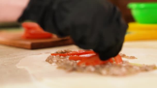 Malet Kött Matlagning Förgasare Med Tomat Krimtatarisk Mat Hand Sätter — Stockvideo