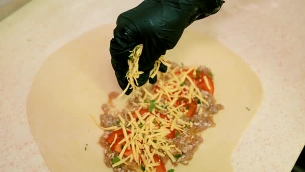 Matlagning Calzone Cheburek Kockens Hand Strör Fyllningen Patty Med Ost — Stockvideo