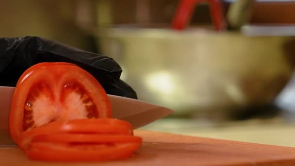 Handen Van Kok Handschoenen Chef Snijdt Een Tomaat Met Een — Stockvideo