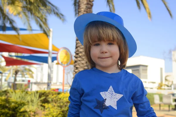 Niño Con Sombrero Vaquero Una Camiseta Azul Con Estrellas Día — Foto de Stock