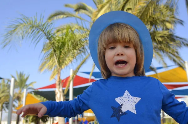 Liten Pojke Cowboyhatt Och Blå Shirt Med Stjärnor Självständighetsdagen Södra — Stockfoto