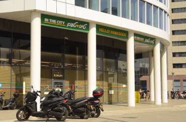 Tel Aviv 'de. İsrail Mart 2023 Ünlü süpermarket. 24 saat bakkal. İsrail şehir pazarı zinciri. Logo, giriş Çevirisi: Tif Taam şehirde