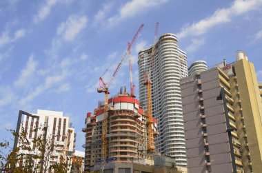 Tel Aviv İnşaat. İsrail. Mart 2023. Gökdelenler, çok yüksek evler. İnşaat vinçleri, konut ve ofis binaları