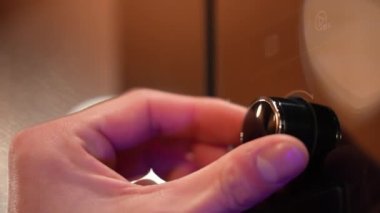 Adamın eli mikrodalgayı ayarlıyor. El ısıtma düğmesini çevirir. Pişirme yarı bitmiş ürünler, mutfak zamanlayıcısı düzenleyici teknolojisi