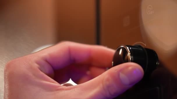 Человеческая Рука Устанавливает Микроволновку Рука Поворачивает Ручку Отопления Приготовление Полуфабрикатов — стоковое видео