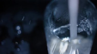 Musluktan temiz içme suyu. Ağır çekim. Bir bardak su, güzel bir çerçeve. Kavram: susuzluk, tasarruf kaynakları, su kullanımı, kamu hizmeti fiyatları, sifonu çekme.