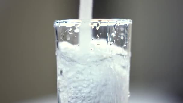 Чистая Питьевая Вода Крана Медленное Движение Стакан Воды Красивая Рамка — стоковое видео