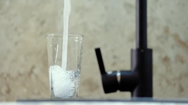 Schoon Drinkwater Uit Kraan Langzame Beweging Een Glas Water Een — Stockvideo