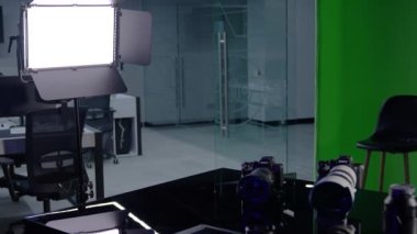 Videografın masası. Dolap, yumuşak kutu, ateş etmek için ışık. Masanın üzerinde kameralar ve lensler var, bir kontrol monitörü. Sony alfa dijital kamera. Konsept: Operatörün işi, kameraman. Çalışma alanı, krom anahtar Ukrayna Kyiv Mart 2023