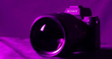 Kamera Sony alfa 7 3 yakın plan, koyu renkli ışıklandırma. Kavram: Modern dijital kameralar Ukrayna Ternopil Mart 2023