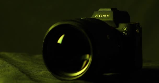 相机索尼 Iii特写 暗色照明 现代数码相机乌克兰Ternopil路2023号 — 图库视频影像